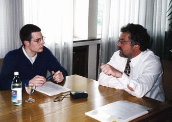Dipl.-Ing. Hansjörg Schönherr, Präsident des Landesvermessungsamts Baden-Württemberg, und Marco Lukec, Kartographie-Student (v. r.)