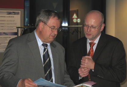 Dipl.-Ing. Udo Knips, Vertriebsleiter von AED-SICAD, und Hans Kern (v. r.)