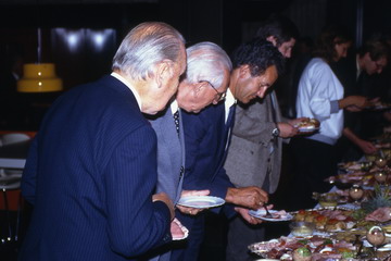 Heinz Bosse, Joachim Schünke und Karl Andreas (v. l.) am reichhaltigen Kalten Büffet