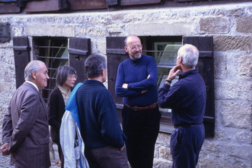 Heinz Bosse, Irene-Annette Bergs, Eberhard Hayn, Dr. Joachim Neumann und Erwin Roth (v. l.) vor der Gedenkstätte für den großen Mathematiker und Astronomen Tobias Mayer, dem Vermesser des Meeres, der Erde und des Himmels