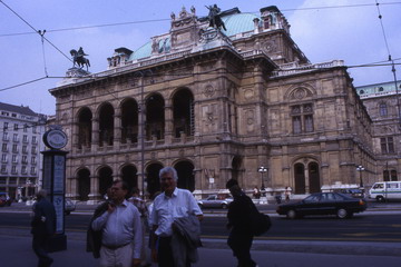 Peter Schönherr und Helmut Lehmann (v. l.) vor der Wiener Staatsoper