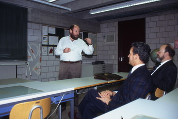 OStD Diether Bruder, Schulleiter der Heinrich-Hübsch-Schule, Karl Andreas und Dr. Joachim Neumann (v. l.)