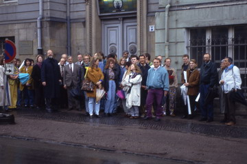 Die Reisegruppe vor dem Verlagsgebäude der Hermann Haack GmbH in Gotha