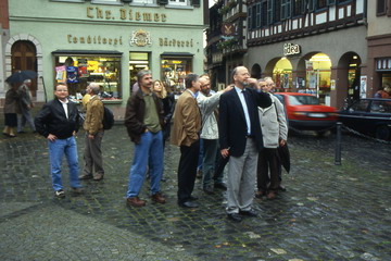 Auf dem Marktplatz in Ladenburg: Dr. Joachim Neumann, Stadtführer, Eberhard Hayn, Monika Javošik, Dr. Gerhard Schweinfurth, Klaus Breiter und Franz Pietruska (v. r.)