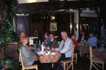 Abendessen im Restaurant St-Germain: Eveline Lehmann, Dr. Joachim Neumann, Liselotte Klaumünzner, Lothar Klaumünzner, Helmut Lehmann (v. l.)