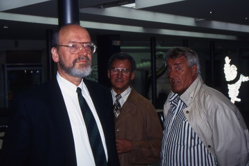 Dr. Joachim Neumann, Karl Andreas und Heinz Knörle im Michelin-Museum (v. l.)