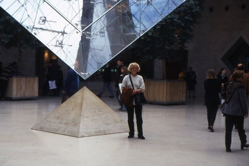 Lichtpyramide im Louvre: Eveline Lehmann