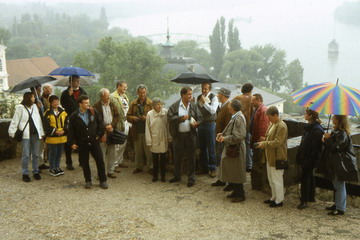 Im Regen hinter der Kathedrale von Esztergom (Gran): N.N., N.N., N.N., N.N., N.N., N.N., N.N., Hans Kern, Karl Andreas, N.N., Prof. Dr. István Klinghammer, Dr. Antal Nemerkenyi, Dr. Joachim Neumann, Lothar Klaumünzner, N.N., N.N., Jutta Neumann, N.N., N.N. (v. l.)