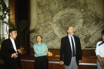 In der Kartensammlung der Nationalbibliothek, Burgpalast Budapest: Thomasz Nagy, Universität Budapest, Katharin Klichál, Leiterin der Nationalbibliothek und Dr. Joachim Neumann (v. l.)