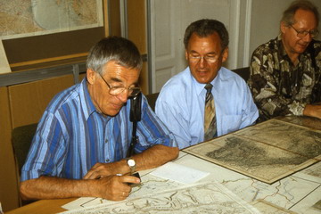 Kartenabteilung des Kriegsgeschichtlichen Museums, Budapest: Lothar Klaumünzner, Karl Andreas und Karlheinz Müller beim Kartenstudium