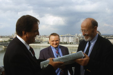 Auf der Aussichtsterrasse des Kartographischen Instituts der Universität Budapest: Prof. Dr. István Klinghammer, Budapest, Franz Pietruska und Dr. Joachim Neumann (v. l.)