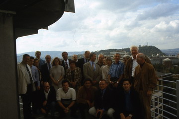 Auf der Aussichtsterrasse des Kartographischen Instituts der Universität Budapest, Gruppenaufnahme. (X.X.)