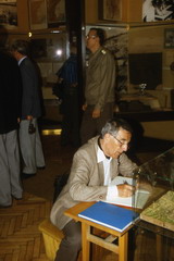 Museum des Militärkartographischen Instituts der Ungarischen Armee, Budapest: Lothar Klaumünzner erledigt den Eintrag in das Gästebuch