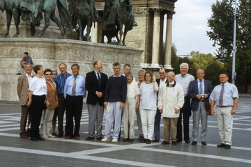 Reisegruppe auf dem Heldenplatz, Budapest: Lothar Klaumünzner, Jutta Neumann, Johanna Müller, Liselotte Klaumünzner, Karlheinz Müller, Karl Andreas, Dr. Joachim Neumann, Dr. János Győrffy, Hans Kern, Irene-Annette Bergs, Christina Kern, Dorothea Graffe, Matthias Grün, Klaus Breiter, Helmut Lehmann, Hans Sack und Franz Pietruska