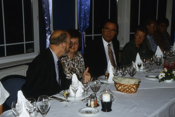 Abendessen mit den ungarischen Kollegen im Restaurant Zum Traurigen Hirten auf dem Gellértberg, Budapest: Dr. Joachim Neumann, Prof. István Klinghammer mit Frau, Jutta Neumann (v. l.)