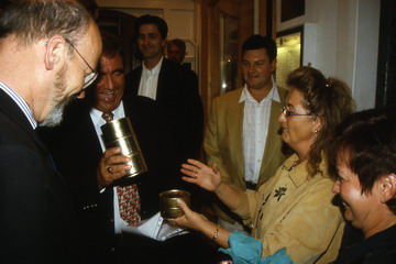 Margarethe Pietruska überreicht ein Gastgeschenk an Prof. István Klinghammer: Dr. Joachim Neumann, Prof. István Klinghammer, Denis Rincic, Wolfgang Reibold, Margarethe Pietruska und Iris Notheis (v. l.)