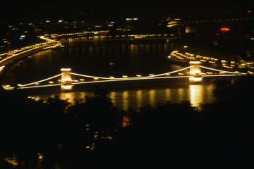 Kettenbrücke bei Nacht