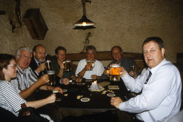 Geselliger Abschluß der Reise in einer Budapester Kneipe: Dorothea Graffe, Helmut Lehmann, Dr. Joachim Neumann, Jutta Neumann, Christina Kern, Karlheinz Müller und Hans Kern