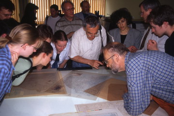 Touring Club Italiano, Mailand – Auch die alten Folien auf dem Glastisch sind hin und wieder interessant: Oliver Schmitz, Gunhild Kuschel, Katharina Pfeil, Meike Landmann, Karlheinz Müller, Dr. Joachim Neumann, Lothar Klaumünzner, Hans-Jürgen Zylka, Alba Sgarzi, Hans Kern und Christian Keller (v. l.)