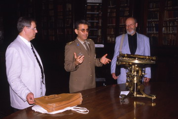 Militärkartographisches Institut, Florenz: Hans Kern, Oberstleutnant Giovanni Orrù und Dr. Joachim Neumann (v. l.)