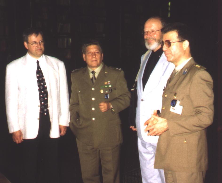 Militärkartographisches Institut, Florenz: Hans Kern, Brigadegeneral Andrea Caccamo, Dr. Joachim Neumann und Oberstleutnant Giovanni Orrù (v. l.)