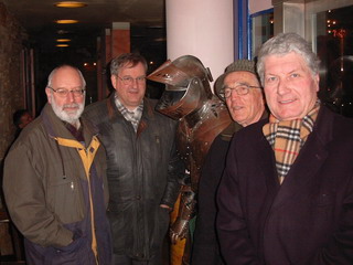 Die alten Rittersleut nach der Nachsitzung im Badischen Brauhaus: Peter Huber, Hans Kern, ein eiserner Kartograph (mit der ‚Hand am Arm‘), Lothar Klaumünzner und Eberhard Hayn (v. l.)