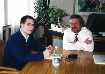 Dipl.-Ing. Hansjörg Schönherr, Präsident des Landesvermessungsamts Baden-Württemberg, und Marco Lukec, Kartographie-Student (v. r.)