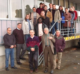 RegioDATA, Freiburg: vorne: N.N., Hans Kern, N.N., Lothar Klaumünzner, Adolf Pupeter; auf der Treppe: Susanne Glück, N.N., Charles Buberwa, Guido Lohaus; hinten: Hannes Zimmer, N.N., Tillman Lübker, Christian Schön, Christian Kaemnick, Julia Scheibe, Marion Gentele, Meike Walter, N.N. (v. l.)