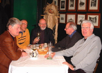 Eberhard Hayn, Lothar Klaumünzner, Dr. Joachim Neumann, Karlheinz Müller und Helmut Lehmann bei der Nachsitzung (v. l.)