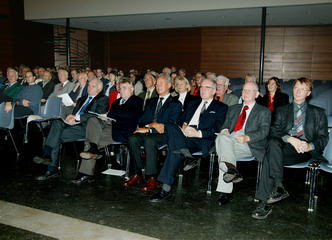 Professor Dr. Werner Fischer, Rektor der Fachhochschule Karlsruhe, Bürgermeister Manfred Groh, Stadt Karlsruhe, Dipl.-Ing. Karl Andreas, Dipl.-Ing. Manfred Doniér, Präsident a.D. des Landesamtes für Flurneuordnung und Landentwicklung Baden-Württemberg, Dipl.-Ing. Erich Benz und Prof. Dr. Tilman Müller, Dekan des Fachbereichs Geoinformationswesen der Fachhochschule Karlsruhe (1. Reihe v. l.)