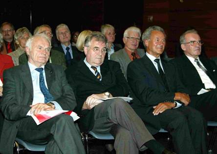 Professor Dr. Werner Fischer, Rektor der Fachhochschule Karlsruhe, Bürgermeister Manfred Groh, Stadt Karlsruhe, Dipl.-Ing. Karl Andreas, Dipl.-Ing. Doniér, Präsident a.D. des Landesamtes für Flurneuordnung und Landentwicklung Baden-Württemberg, (1. Reihe v. l.)