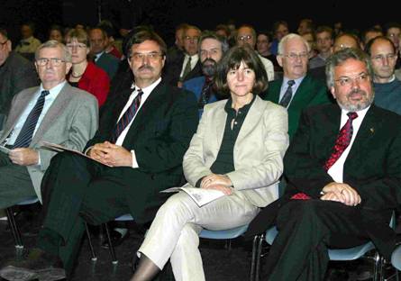 Dipl.-Ing. Achim Hoppe, Sprecher der Sektionen der DGfK, Dr. Peter Aschenberner, Präsident der DGfK, Professorin Dr.-Ing. habil. Monika Sester, Universität Hannover, und Dipl.-Ing. Hansjörg Schönherr, Präsident des Landesbetriebs Vermessung Baden-Württemberg (1. Reihe v. l.)