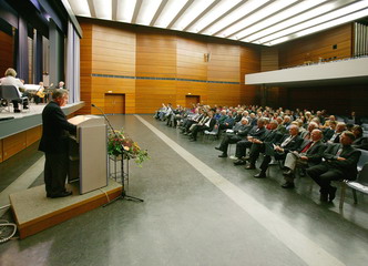 Bürgermeister Manfred Groh, Stadt Karlsruhe, und die Festversammlung