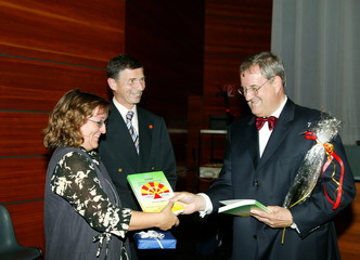 Dipl.-Ing. (FH) Bettina Schmücking, Sektion Südbaden, Dipl.-Ing. (FH) Heinz Morhard, Sektion Stuttgart, und Hans Kern (v. l.)