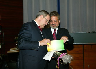 Dipl.-Ing. Hansjörg Schönherr, Präsident des Landesbetriebs Vermessung Baden-Württemberg, und Hans Kern (v. r.)