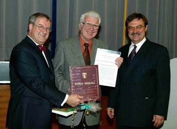 Hans Kern, Helmut Lehmann, Dr. Peter Aschenberner, Präsident der DGfK (v. l.), Festakt 50 Jahre Sektion Karlsruhe am 28. Oktober 2004